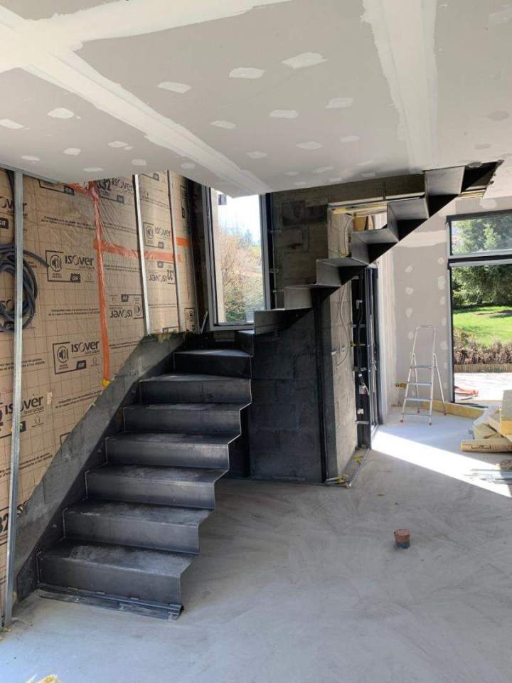 Travaux en cours et escalier industriel Clermont-Ferrand